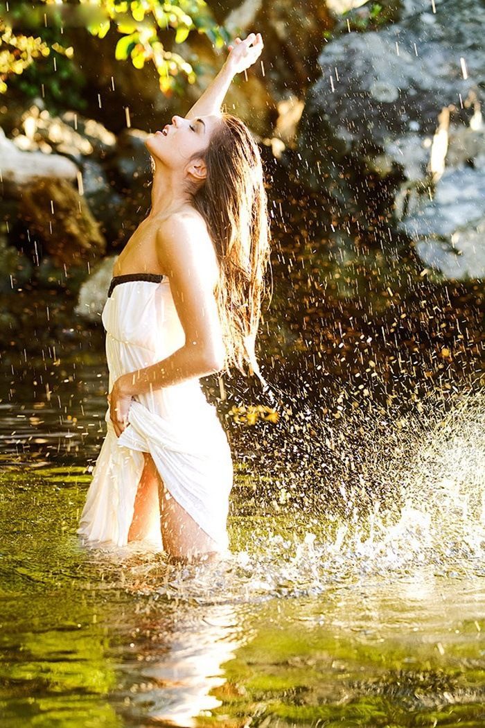 Marie Avgeropoulos in Moroni