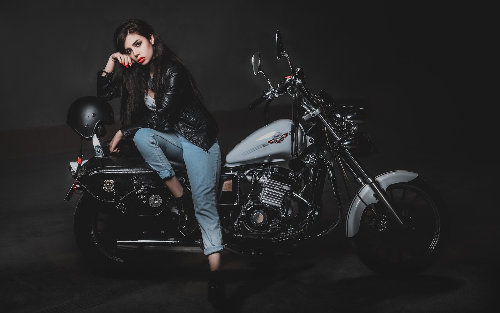 Biker girls: style and drive in Moroni