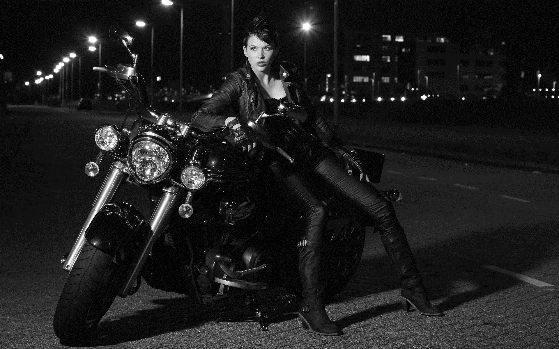 Photo Beautiful girls and motorcycles in Moroni