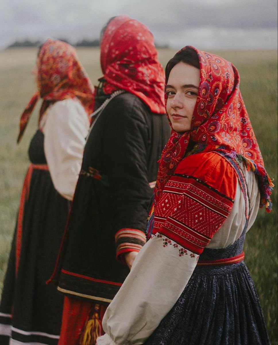 Women in Slavic costumes in Moroni