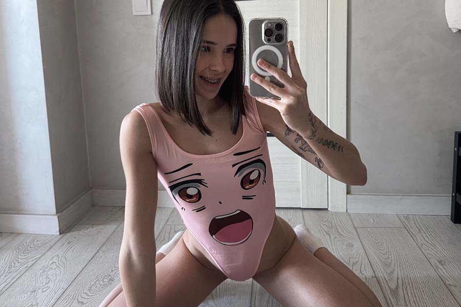 Model Tina in Moroni