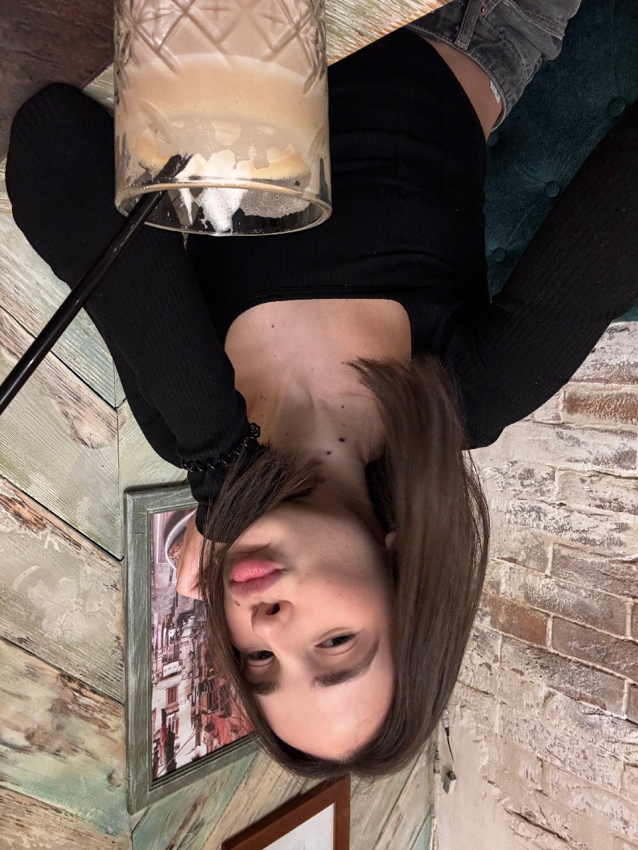 Fresh photos, fresh mood — Tina online in Moroni